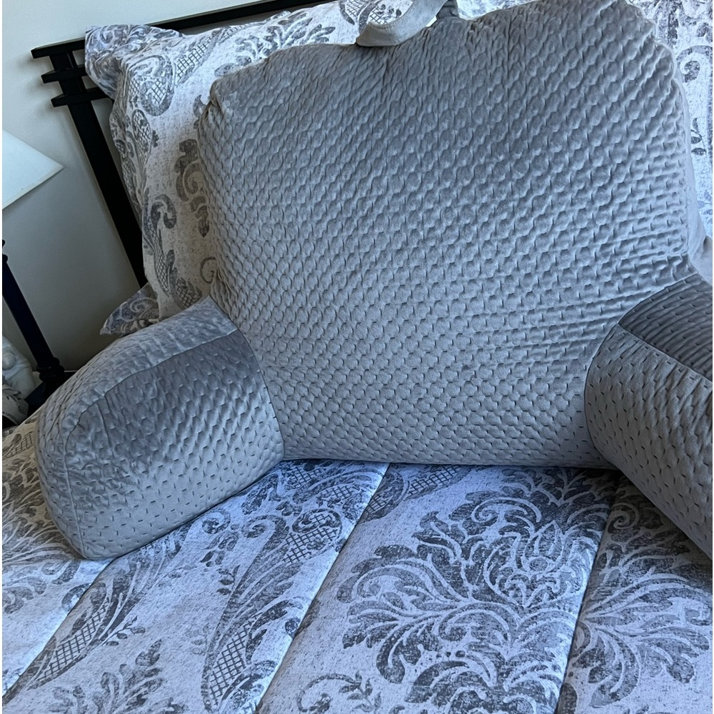 ROOM ESSENTIALS BACKREST. LIKE NEW CONDITION